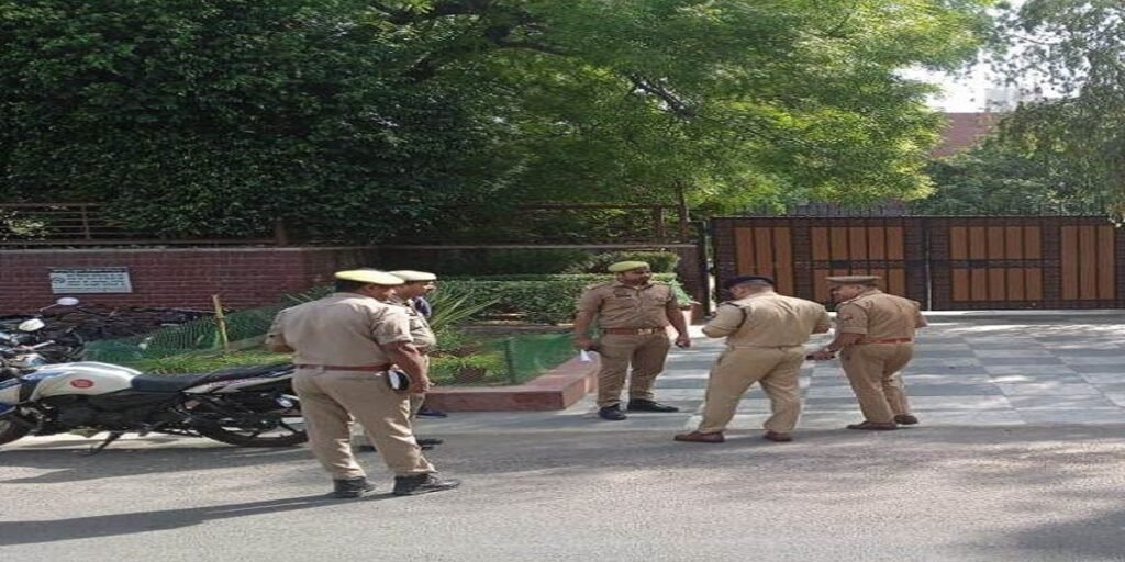 दिल्ली में दिल दहला देने वाली वारदात: सीने में धंसे चाकू संग जब स्कूल से सीधे थाने पहुंचा बच्चा