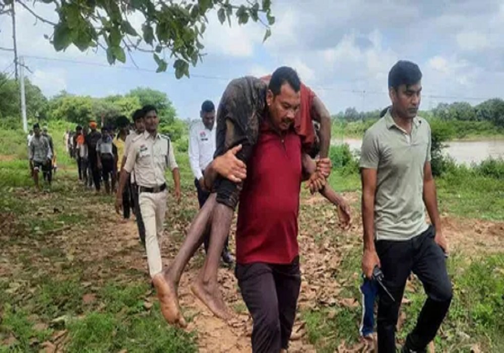 CG : नशे में युवक ने नदी के पुल से कूद, SDRF की सतर्कता से बचे जिंदगी