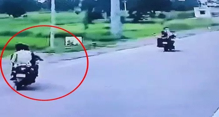 CG Road Accident : कटघोरा थाना क्षेत्र में बाइक दुर्घटना, टोल नाके का बैरियर तोड़ते हुए युवकों की भिड़ंत, एक की मौत, दो गंभीर घायल