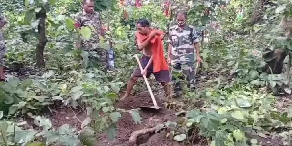 CG CRIME : शराब के नशे में पति ने पत्नी को डंडे से पीटकर मारा, शव को जंगल में दबाया; कब्र से बाहर निकले हाथ ने खोला हत्या का राज