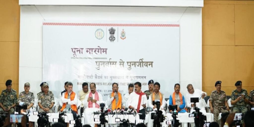 बस्तर में बड़ा बदलाव: 208 नक्सलियों ने किया आत्मसमर्पण, सीएम साय बोले– सरकार की पुनर्वास नीति पर जताया भरोसा