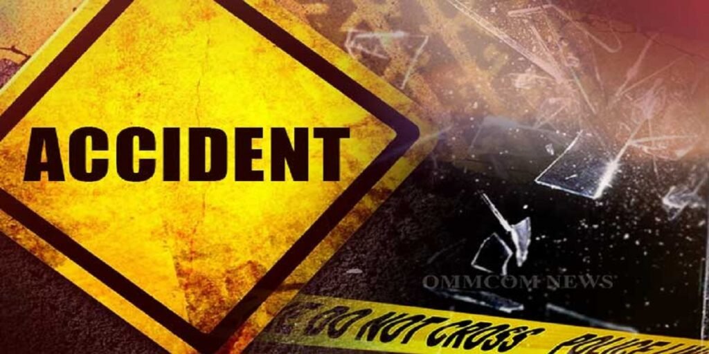 CG Road Accident: पुल पर खड़ा युवक हादसे का शिकार, सीमेंट लोड ट्रक ने कुचला