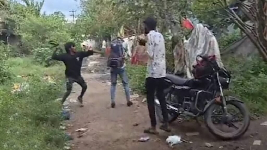 CG News: नशे में युवक ने दो युवकों को बेल्ट से पीटा, लोग बने तमाशबीन और वीडियो बनाते रहे