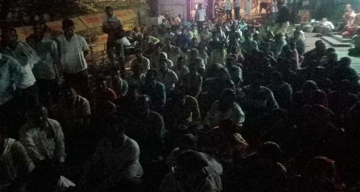 सतनामी समाज का थाने के बाहर धरना : प्राचार्य पर शिक्षिका से अभद्र व्यवहार का आरोप, गिरफ्तारी और निलंबन की उठी मांग