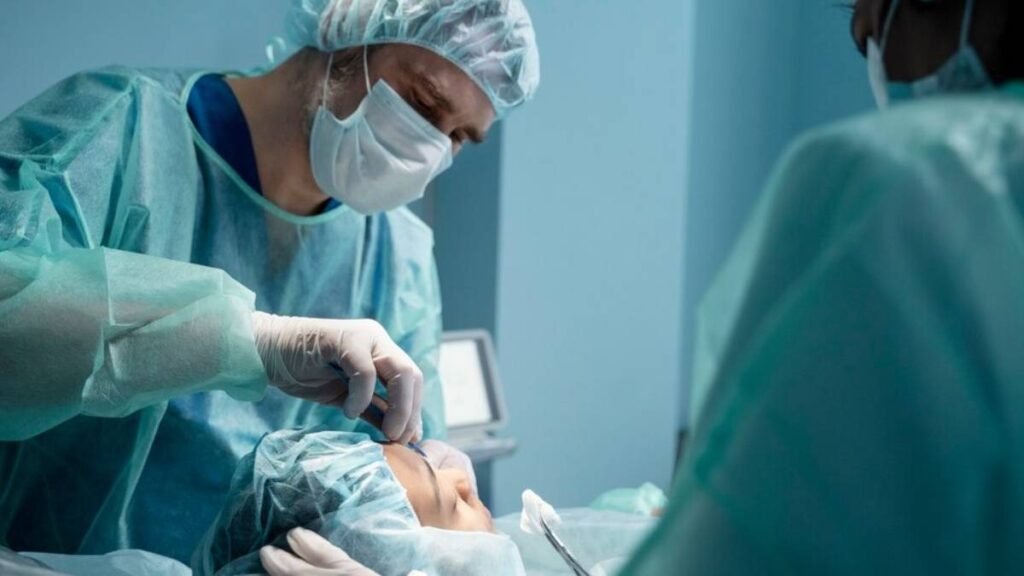 CG NEWS: मोतियाबिंद सर्जरी के बाद 9 मरीजों की हालत गंभीर, रायपुर अस्पताल में इलाज जारी