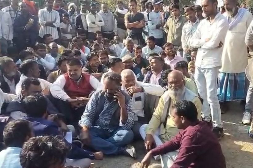 CG NEWS: बुलडोजर कार्रवाई से आक्रोशित ग्रामीणों ने किया मुख्य मार्ग पर चक्का जाम, तहसीलदार को घेरा