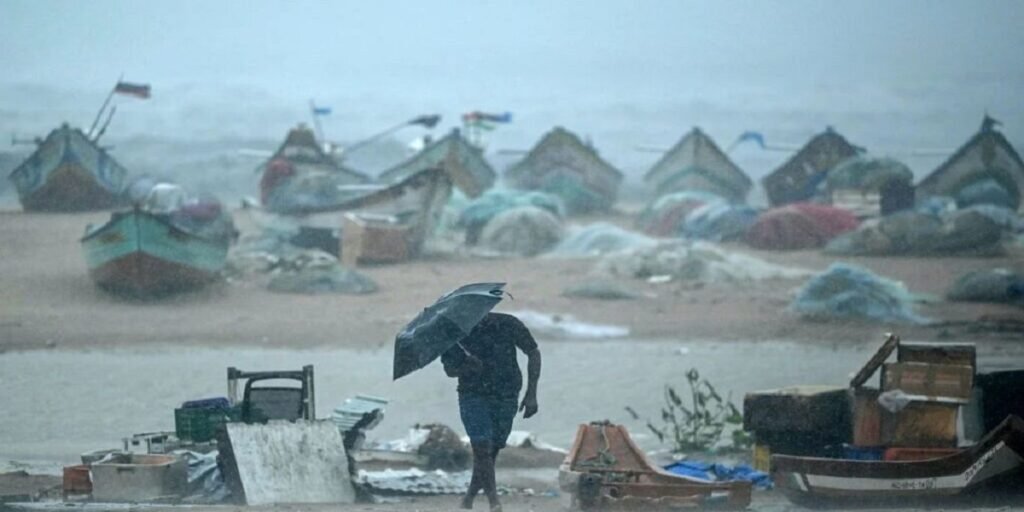 Cyclone Ditwah: दित्वा तूफान से दक्षिण भारत में हड़कंप, सुरक्षा के मद्देनज़र चेन्नई समेत कई जिलों में छुट्टी घोषित