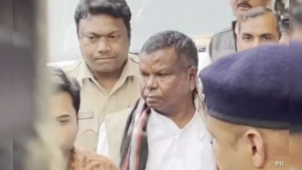 Liquor Scam Case : ईडी की स्पेशल कोर्ट में पेश हुए पूर्व मंत्री कवासी लखमा, कहा- हार्ट, शुगर और आंख की बीमारी से जूझ रहा हूं…