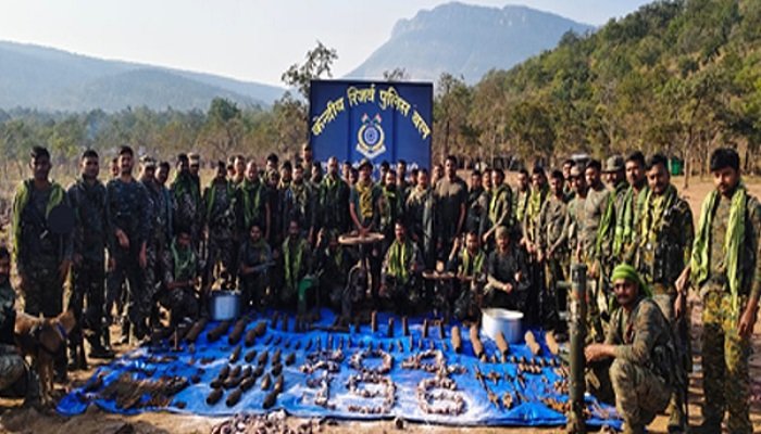 Bijapur Naxal Operation: बीजापुर में सुरक्षा बलों को बड़ी सफलता, माओवादियों का छुपा हथियार और विस्फोटक भंडार बरामद