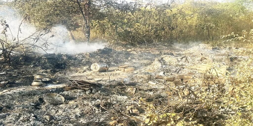 Chhattisgarh News : झोपड़ी में भीषण आग ने महिला की ली जान, पुलिस ने शुरू की जांच