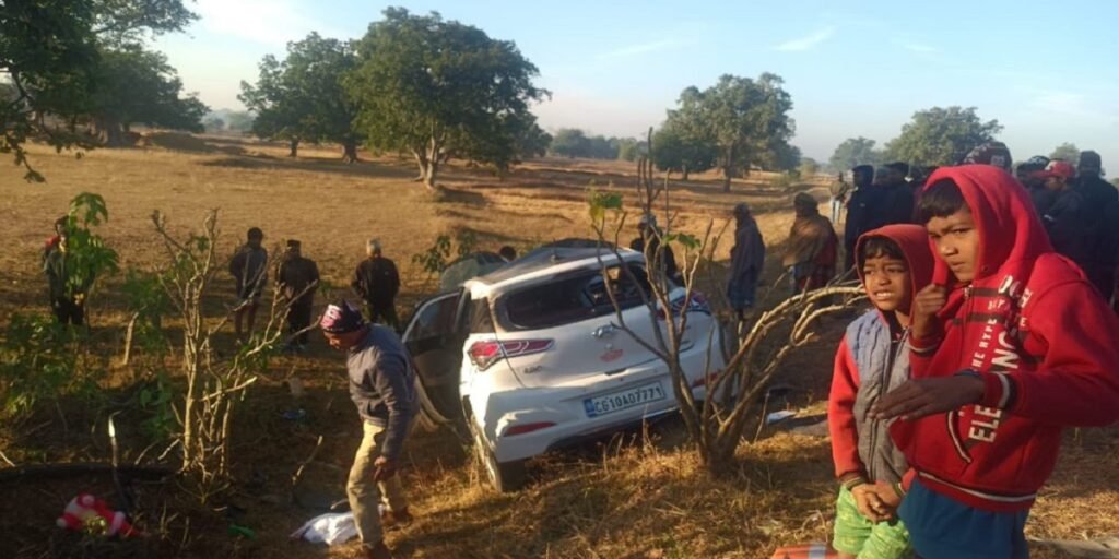 CG में भीषण सड़क हादसा: तेज रफ्तार कार ट्रेलर से टकराई, 5 की दर्दनाक मौत