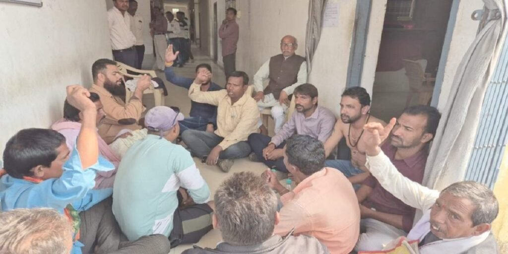 Chhattisgarh : तहसील परिसर में किसानों का धरना, तहसीलदार के खिलाफ लगाए मुर्दाबाद के नारे